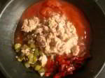 mezclar atún, pimientos, cebolla y tomate