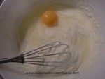 echar huevos a queso crema y azucar