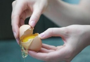 separar clara y yema de huevo al modo tradicional