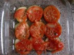 poner sobre el calabacin una capa de tomates y aderezar