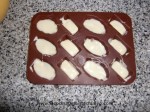 echar chocolate blanco en molde de bombones