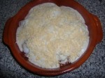 cubrir los huevos cocidos con bechamel y queso