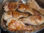 cocinar, freir los muslos de pollo