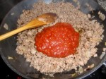 echar salsa de tomate a la carne picada