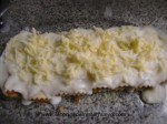 cubrir los canelones con la salsa bechamel y el queso