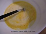 mezclar huevos y leche